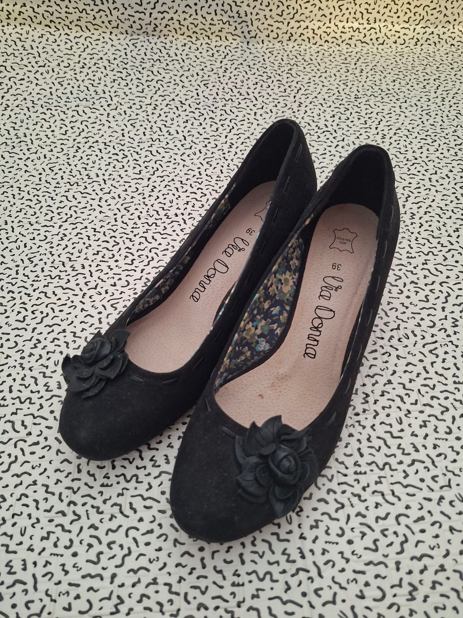 Escarpins compensés noirs Lisa Donna T39 – fleurs – dessous cuir
